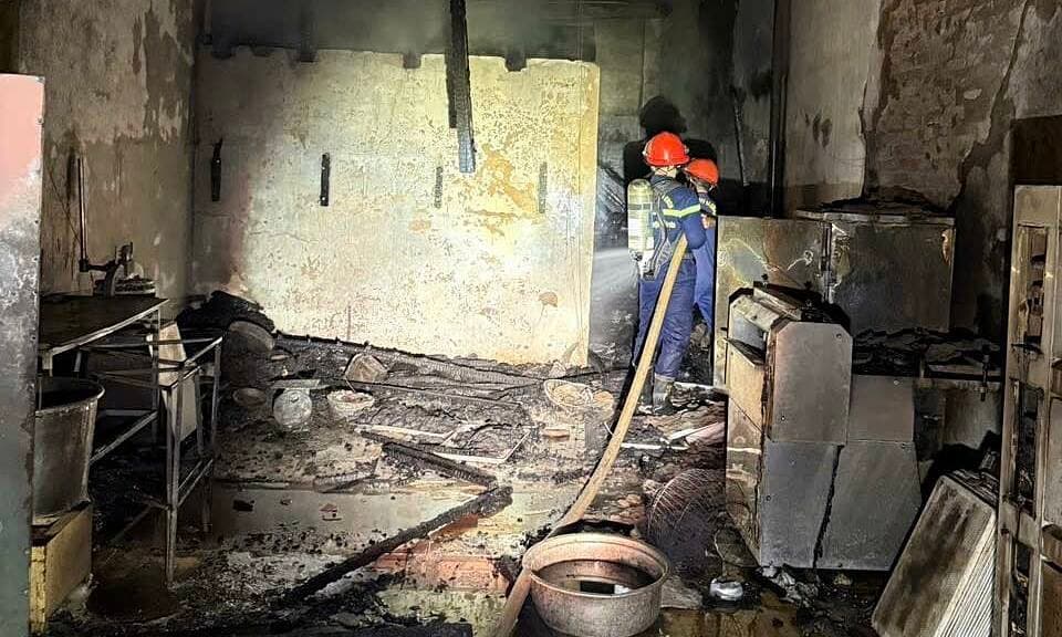 Cảnh báo cháy lớn thiêu rụi tiệm bánh ở Sơn La, 2 người tử vong - ảnh 1