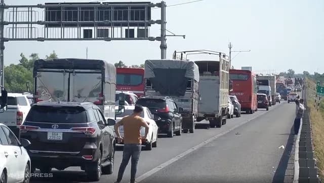 Xe khách giường nằm Đồng Tháp bốc cháy trên cao tốc TP HCM - Trung Lương gây ùn tắc 5km