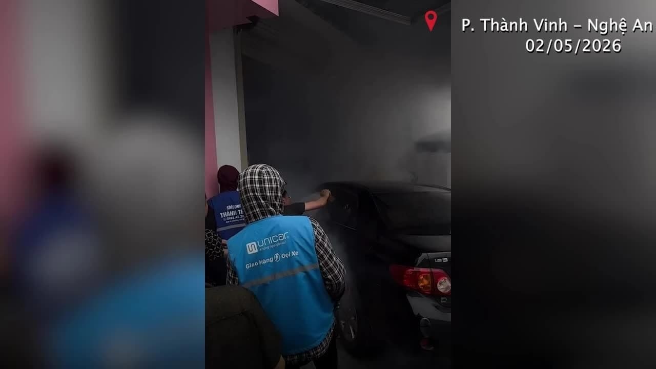 Cảnh báo tai nạn ô tô lao vào ki-ốt trên đường Nguyễn Văn Cừ, Nghệ An - ảnh 1