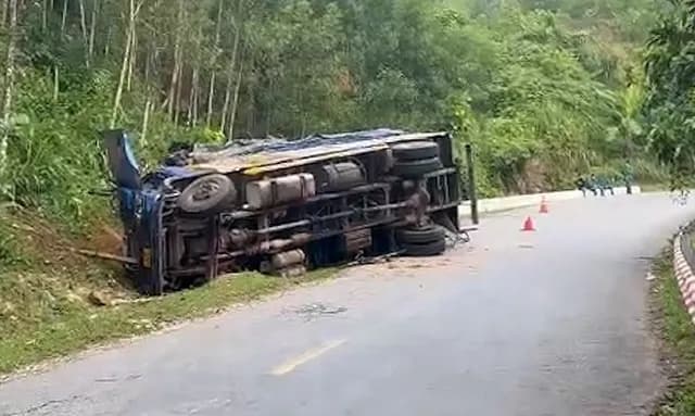 Ô tô tải lao vào vách núi tại đèo Vi Ô Lắc xã Ba Vì khiến 2 người tử vong