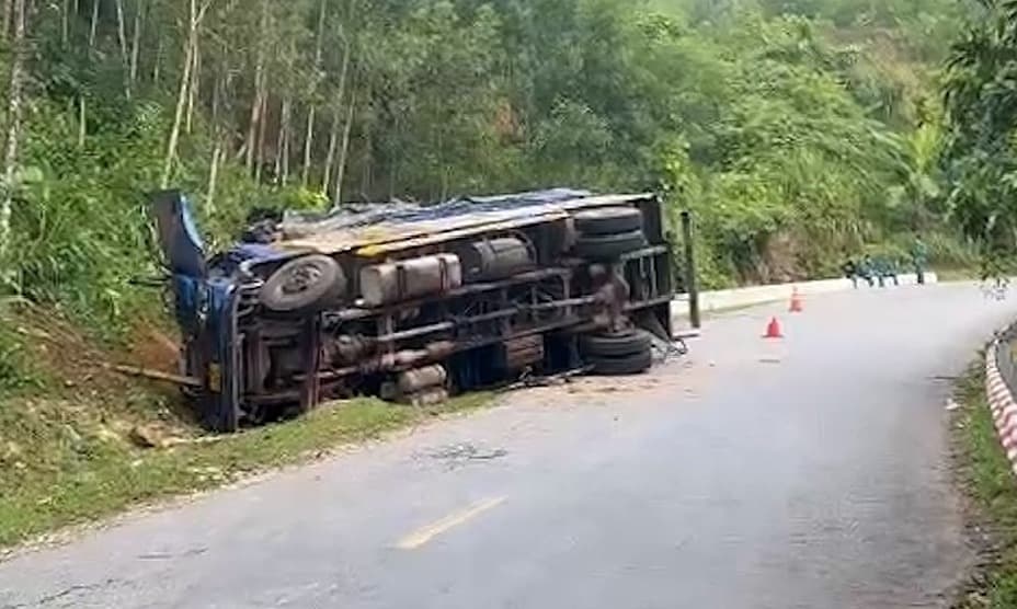 Cảnh báo tai nạn thảm khốc ô tô tải lao vào vách núi đèo Vi Ô Lắc khiến 2 chết - ảnh 1