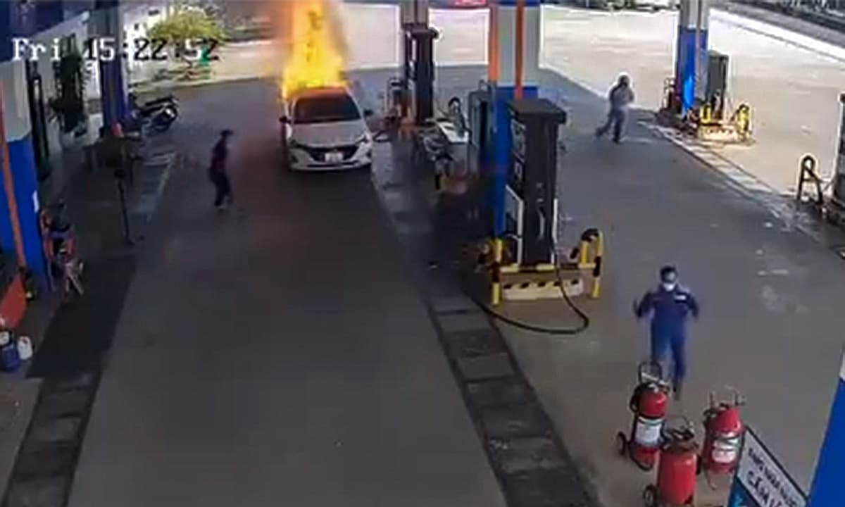 Cảnh báo tai nạn kinh hoàng: Ôtô chở pin ắc quy phát nổ tại cây xăng Đà Nẵng, 2 thiếu niên tử vong - ảnh 1