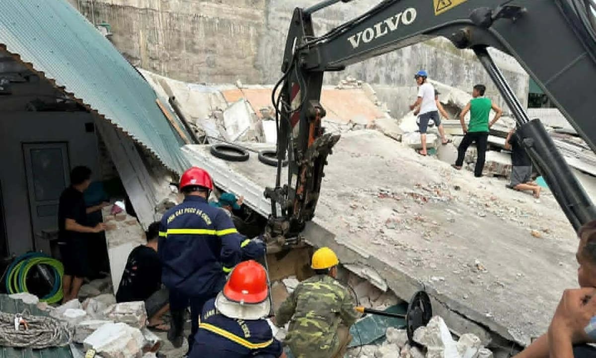Cảnh báo nhà 2 tầng sửa chữa bất ngờ đổ sập tại Bình Khê, 3 người bị vùi lấp - ảnh 1