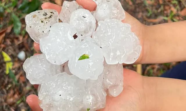 Giông lốc mưa đá lớn tại xã Thành Bình Thọ (Nghệ An) và phường Bắc Hồng Lĩnh (Hà Tĩnh) chiều 3/5
