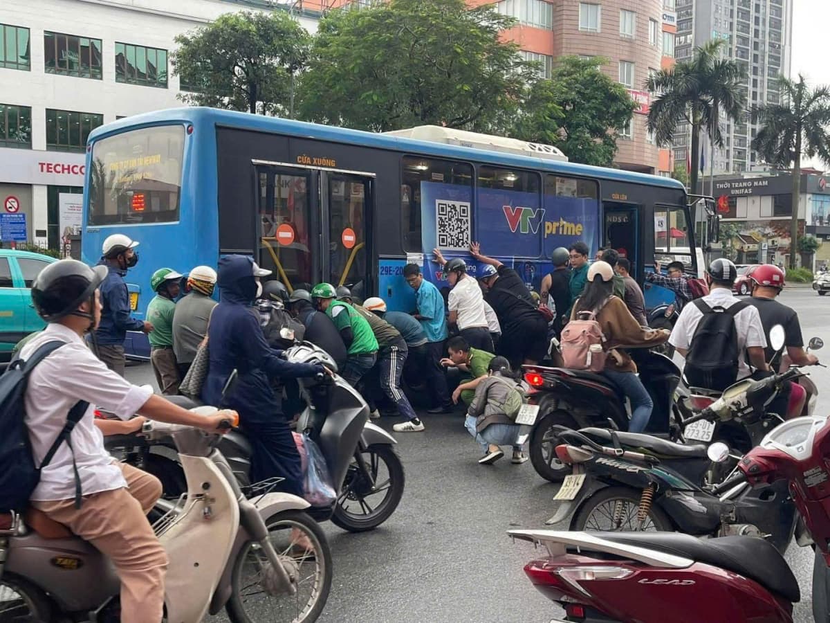 Cảnh báo xe buýt mất phanh cuốn người vào gầm ở ngã tư Hà Nội - ảnh 1
