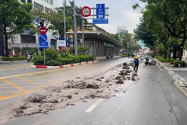 Xe ben chở bùn từ hồ Giảng Võ bục thùng rơi vãi trên phố Láng Hạ Hà Nội