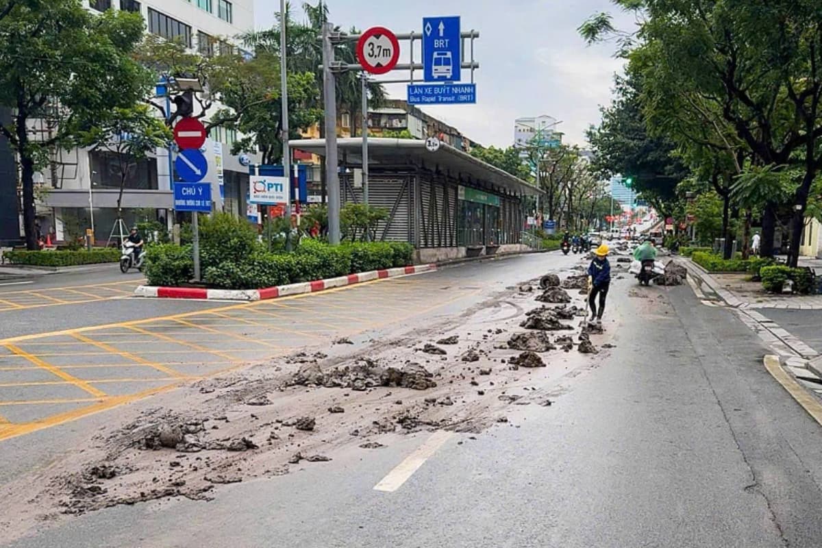 Cảnh báo xe ben chở bùn đất bục thùng rơi vãi đầy đường Láng Hạ Hà Nội - ảnh 1