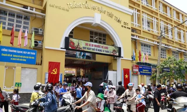 Hàng loạt trường tiểu học và THCS TP HCM dừng ăn bán trú do ngộ độc thực phẩm