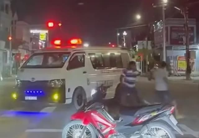 Người đàn ông say rượu chém hai người bị thương nặng rồi chặn xe cứu thương ở Quảng Ngãi