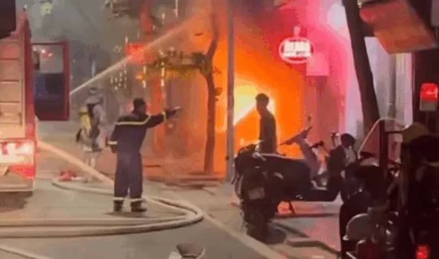 Vụ cháy quán cháo kết hợp nhà ở số 5 Hàng Vôi, phường Hàng Bạc, quận Hoàn Kiếm, Hà Nội