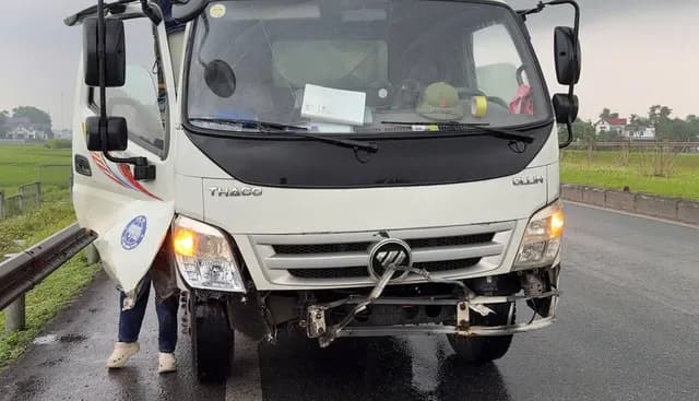 Đất đá rơi vãi trên cao tốc Hà Nội - Thái Nguyên gần trạm Hải Đăng gây nhiều xe hỏng