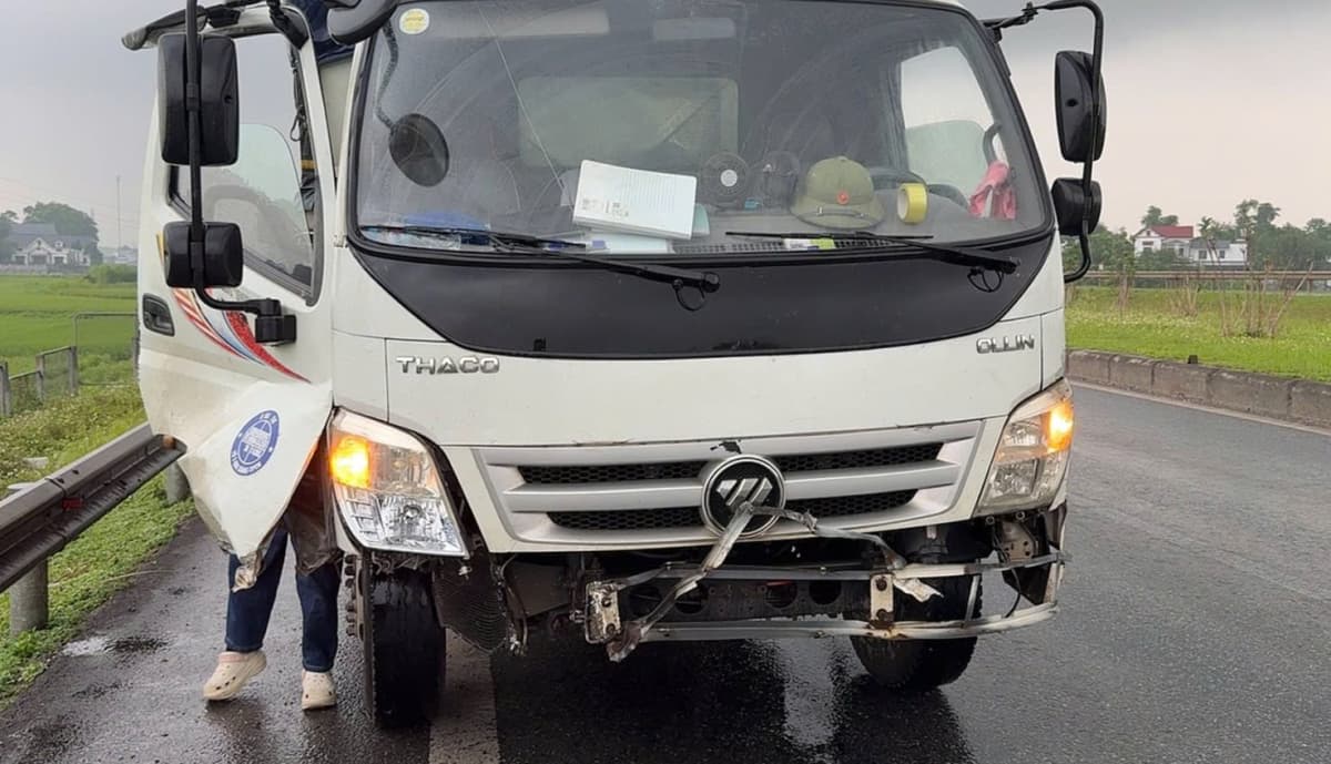 Cảnh báo đất đá rơi vãi trên cao tốc Hà Nội - Thái Nguyên gây tai nạn nghiêm trọng - ảnh 1