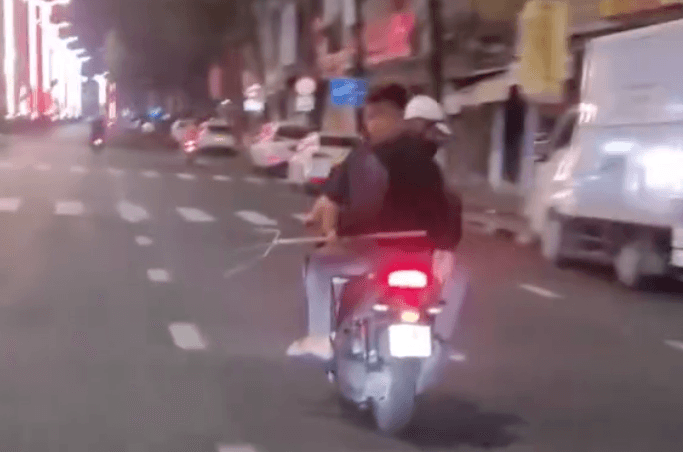 Cảnh báo nhóm thanh thiếu niên cầm hung khí gây rối truy đuổi đánh nhau ở Nha Trang - ảnh 1