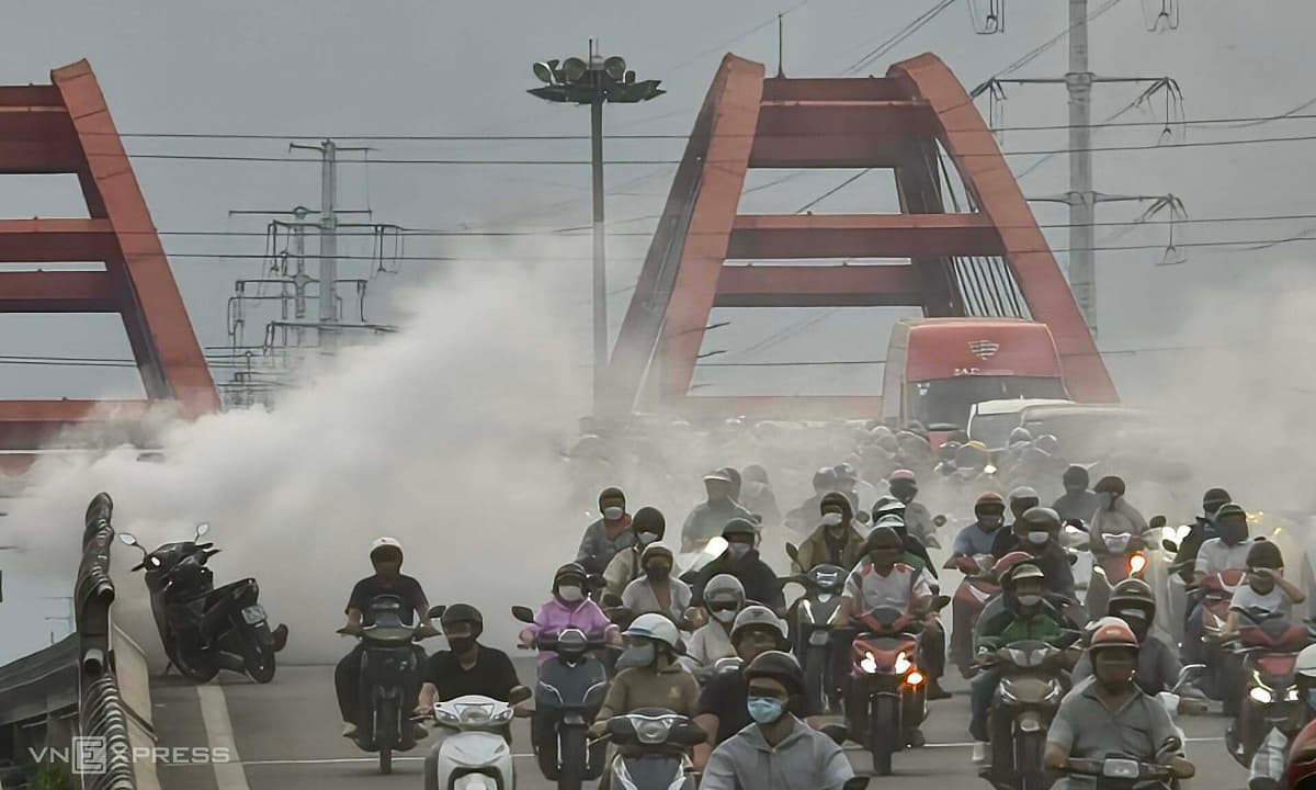 Cảnh báo xe máy bốc cháy dữ dội trên cầu Bình Lợi, TP.HCM gây ùn tắc hơn 1km - ảnh 1
