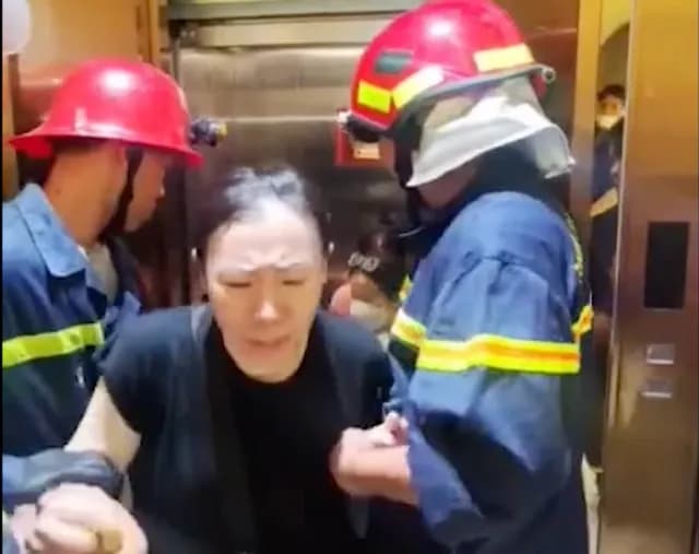 7 phụ nữ kẹt thang máy thẩm mỹ viện TP HCM được giải cứu an toàn