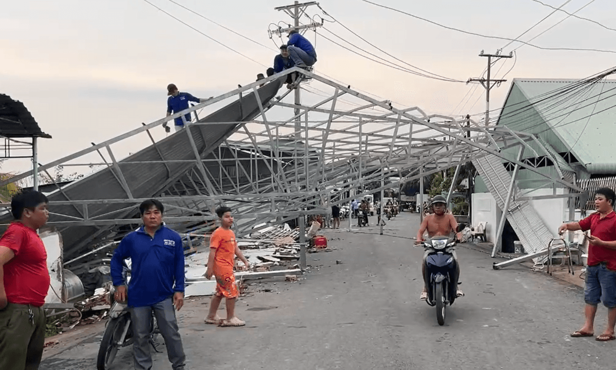 Cảnh báo giông lốc quét qua Đồng Tháp cuốn bay mái nhà gây thiệt hại 180 triệu đồng - ảnh 1
