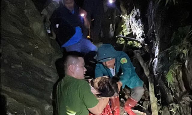 Bé gái lạc ngã khe suối sâu ở Pá Nhạc, xã Tân Đoàn, Lạng Sơn được cứu sau 7 tiếng