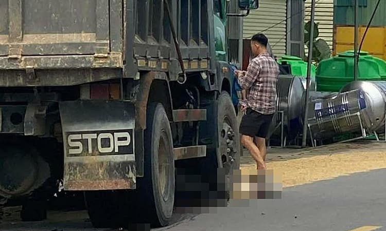 Cảnh báo tai nạn giao thông kinh hoàng: Xe máy điện chở mẹ đâm xe tải tử vong tại Hà Tĩnh - ảnh 1