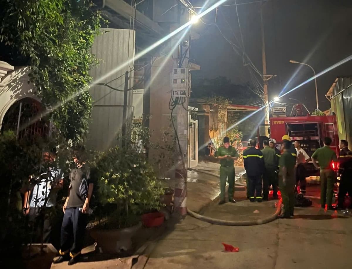 Cảnh báo cháy nhà lớn rạng sáng tại Hà Nội, 1 người tử vong - ảnh 1