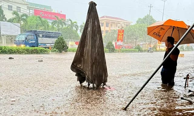 Mưa giông gây ngập sâu gần nửa mét nhiều tuyến đường tại Đắk Lắk