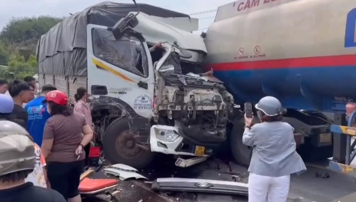 Cảnh báo: Xe bồn chở xăng lấn làn gây tai nạn liên hoàn trên QL14 Bình Phước - ảnh 1