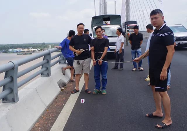 Công an Đồng Tháp bắt kẻ cướp dùng dao trên cầu Rạch Miễu 2