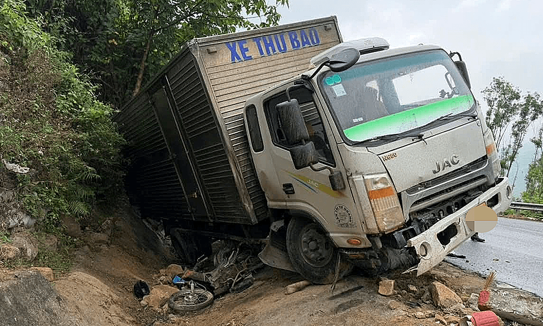 Cảnh báo tai nạn chết người trên đèo Cù Mông: Ôtô tải mất lái tông xe máy - ảnh 1