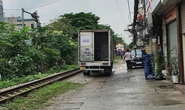 Tàu hỏa Hà Nội dừng khẩn cấp chờ ôtô tải rời hành lang an toàn đường sắt