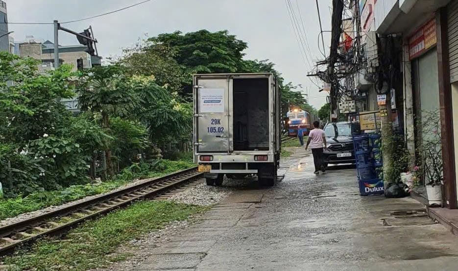 Cảnh báo: Tàu hỏa dừng khẩn cấp vì ôtô đỗ vi phạm hành lang an toàn đường sắt Hà Nội - ảnh 1