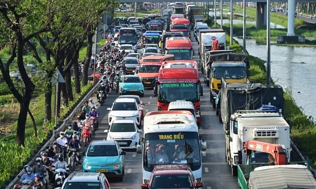 Ùn tắc kéo dài hơn 5km tại cửa ngõ miền Tây TP HCM chiều nay