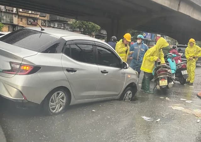 Taxi sụt bánh xuống cống vỡ nắp trên đường Khuất Duy Tiến - Nguyễn Trãi Hà Nội