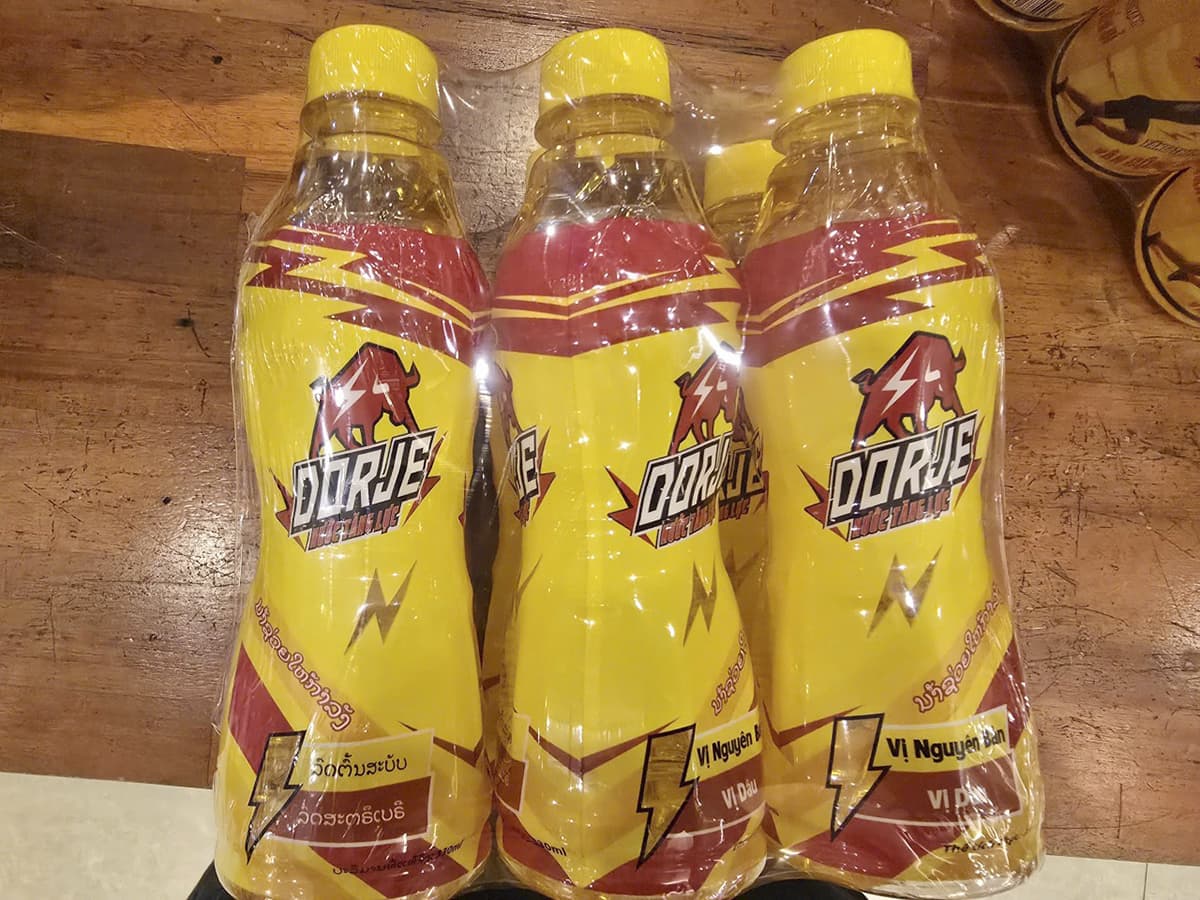 Cảnh báo nước tăng lực giả bán gần cổng trường học Quảng Trị: Giảm caffeine, không đạt chuẩn - ảnh 1
