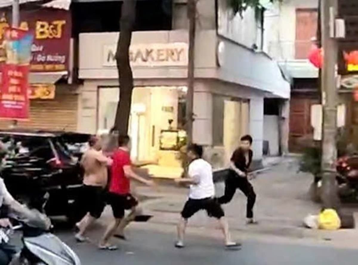 Cảnh báo hỗn chiến giữa đường Dương Tử Giang Đồng Nai: 4 thanh niên bị bắt vì gây rối - ảnh 1