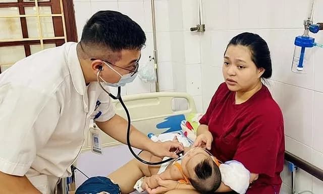 Virus RSV lây cho trẻ từ những ngày đầu, phế cầu gây viêm màng não