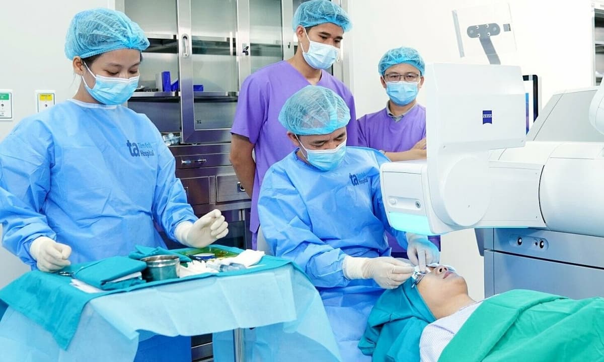 Cảnh báo dấu hiệu loạn thị: mắt nhìn mờ, nhòe, méo cần khám ngay - ảnh 1
