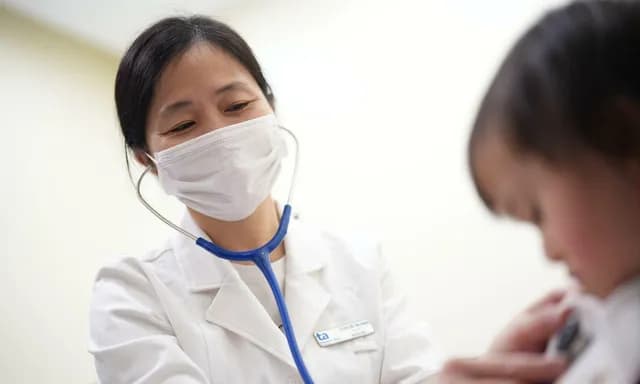 Hướng dẫn rửa mũi nước muối đúng cách cho trẻ nhỏ và rủi ro lạm dụng