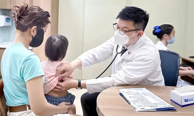 Trẻ em TP HCM nhập viện tăng 20% vì bệnh hô hấp, tiêu hóa và 5 dấu hiệu cần chú ý