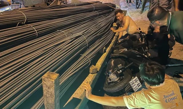 Xe đầu kéo chở thép nghiêng thùng, hàng chục tấn thép rơi đè xe máy tại xã Mỹ Yên
